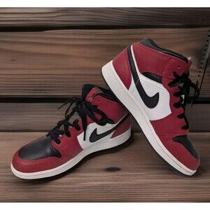 NIKE AIR JORDAN 1 MID GS CHICAGO BLACK TOE 554725-069   SZ 5 1/2 Y